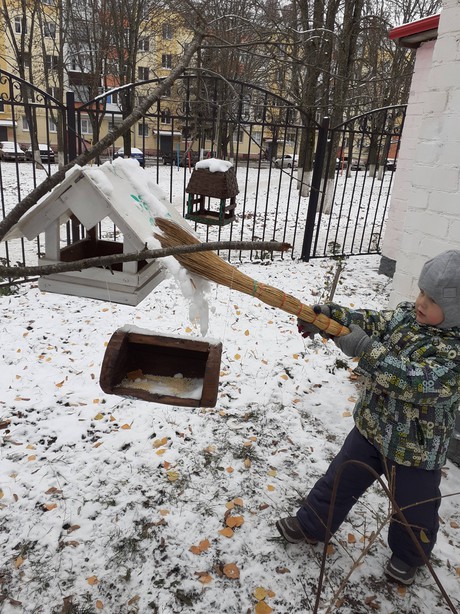 Чистим кормушки от снега