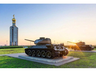 И ПАМЯТЬ ЭТОЙ БИТВЫ В ЛЮДЯХ СВЯТА! И СЛАВА ДО СИХ ПОР ЕЩЕ ЖИВА...